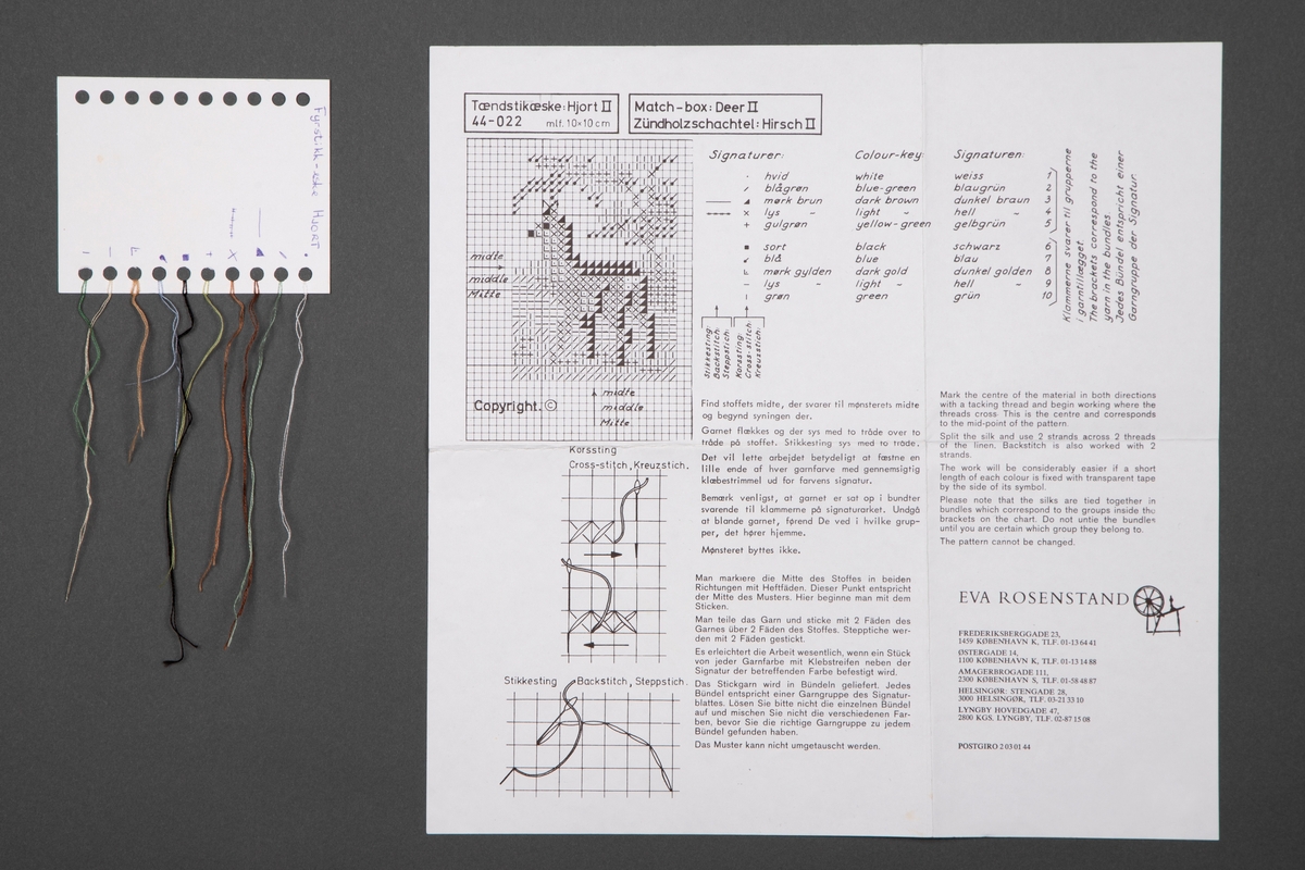 Broderi på papir av restetråder fra korsstingsbroderi påbegynt av kunstneren selv på et tidligere tidspunkt. Det opprinnelige broderisettet hadde tittelen "Tændstikæske: Hjort II", nummerert 44-022 av produsent Eva Rosenstand. Kunstner Tina Jonsbu har brodert verket "Hjort" til alle trådene er oppbrukt (foruten én tråd av hver farge som står igjen på trådkortet). Én farge er brodert av gangen med enkel tråd, alle med startpunkt midt på arket. Trådendene er knytt på baksiden. Arkets proporsjoner forholder seg til det opprinnelige broderiets kvadratiske originalformat (10 x 10 cm), men har en størrelse som tar utgangspunkt i A6. Verkets motiv bærer originalintensjonen (en figurativ hjort i et landskap) vagt med seg, selv om det er abstrahert til det ugjenkjennelige. Sammen med broderiet, følger det gamle mønsterarket og trådkortet.