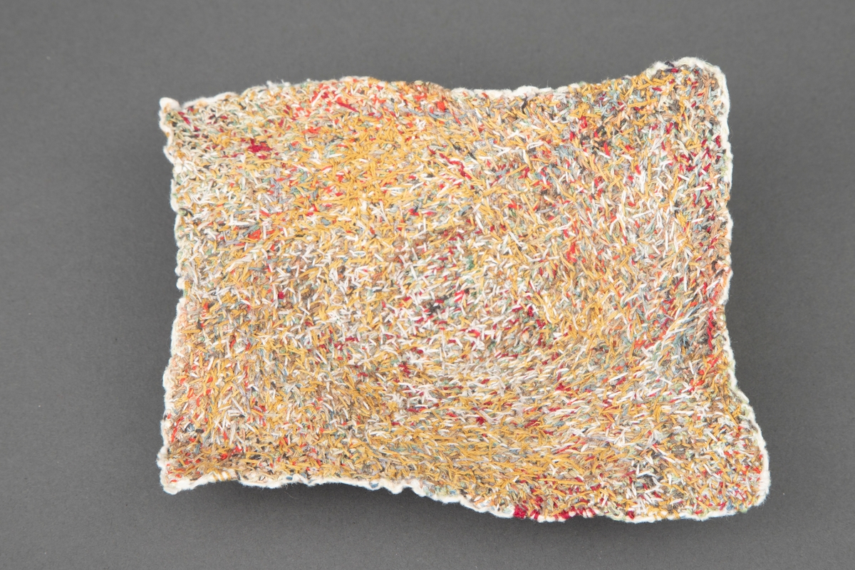 Broderi på papir av restetråder fra korsstingsbroderi påbegynt av kunstneren selv på et tidligere tidspunkt, fullført av kunstnerens mor en stund senere. Det opprinnelige broderisettet hadde tittelen "Vægbillede: Køkken", nummerert 12-479 av produsent Eva Rosenstand. Kunstner Tina Jonsbu har brodert verket "Køkken" til alle trådene er oppbrukt (foruten én tråd av hver farge som står igjen på trådkortet). Én farge er brodert av gangen med dobbel tråd, alle med startpunkt midt på arket. Trådendene er festet pent på baksiden av arket. Arkets proporsjoner forholder seg til det opprinnelige broderiets originalformat (55 x 75 cm), men har en størrelse som tar utgangspunkt i A6. I løpet av broderiprosessen har arket blitt så stivt og tykt at det har bøyd seg til en tredimensjonal skålform. Verkets motiv bærer originalintensjonen (en adapsjon av Carl Larssons kjente akvarell "Køket", 1898) vagt med seg, selv om det er abstrahert til det ugjenkjennelige. Sammen med broderiet, følger det gamle mønsterarket i posen fra Eva Rosenstand og to trådkort.