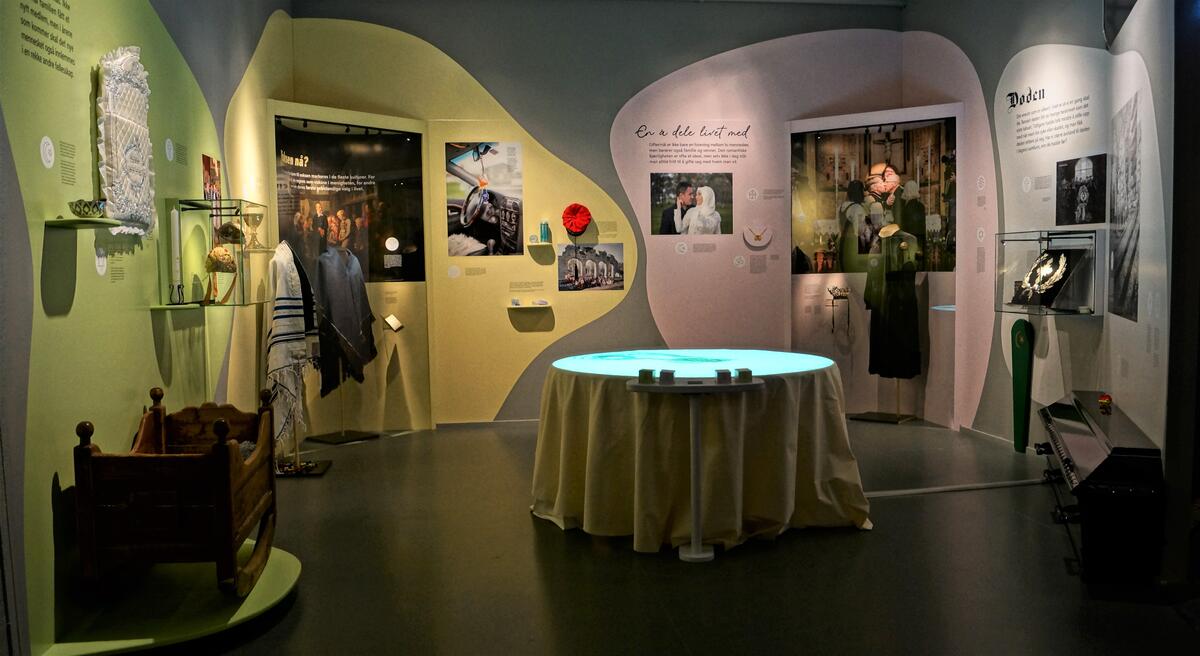 Bilde av utstillingen Fra vogge til grav som handler om ulike overgangsriter som feires i Innlandet