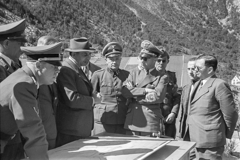 Reichskommisar Josef Terboven på befaring på Nordag-anlegget i Odda