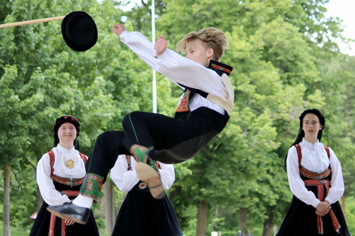 Folk dancing - Norsk Folkemuseum