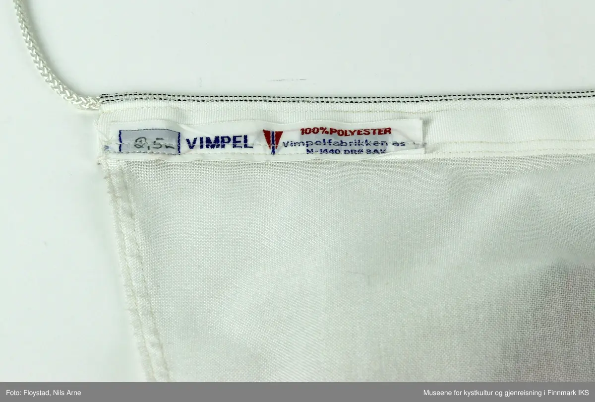Et hvitt vimpelflagg laget av polyester. Dekorert med et tekstiltrykk av logoen til "THE ROYAL NORTH CAPE CLUB". 

Flagget er produsert av den norske Vimpelfabrikken AS.   