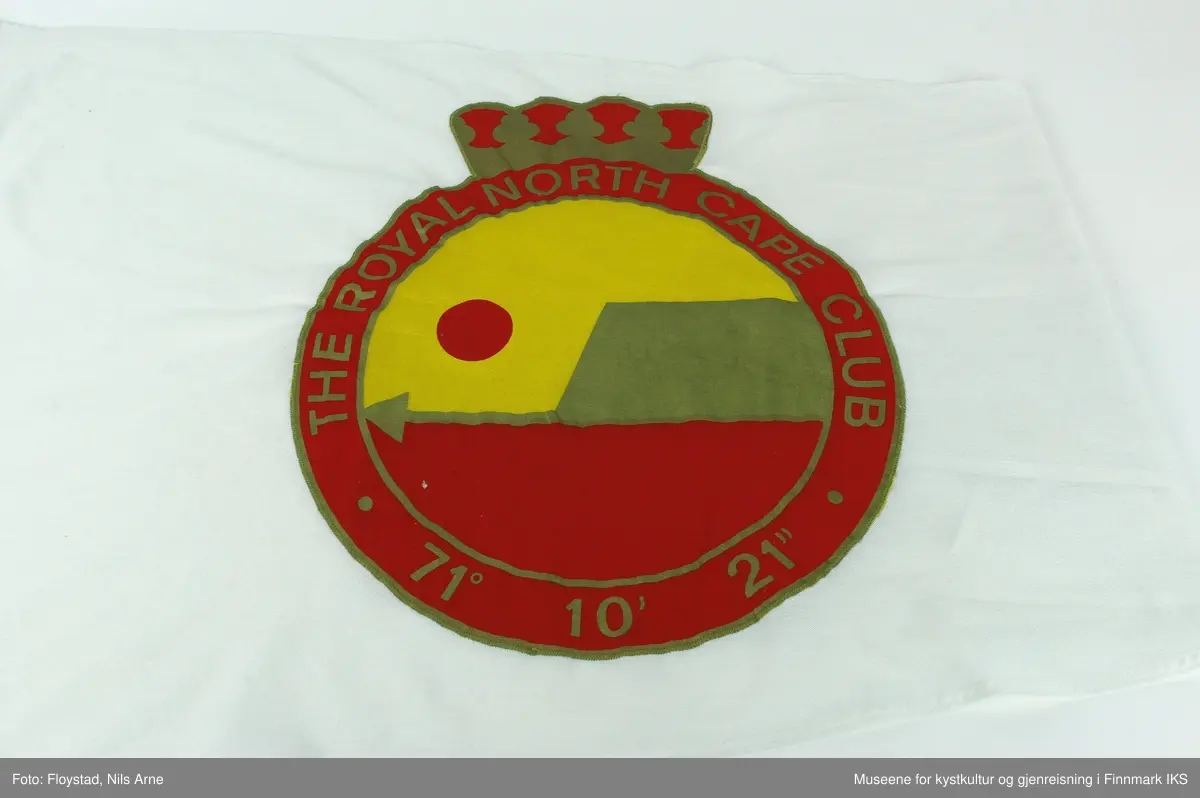 Et hvitt vimpelflagg laget av polyester. Dekorert med et tekstiltrykk av logoen til "THE ROYAL NORTH CAPE CLUB". 

Flagget er produsert av den norske Vimpelfabrikken AS.   