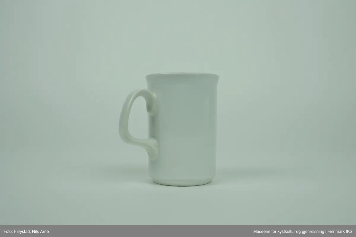 Et krus med hvit glasur og hanke. Kruset er dekorert med et  bunttrykk. Kruset er antakeligvis laget av steintøy hvor hovedråstoffet består av cirka 50% plastisk leire. Den resterende sammensetningen består av feltspat og kvarts.  
 
Dekoren består av et rektangulært bunttrykk formet som et frimerke, med motiv av globusen på Nordkapplatået i midnattsol. En person står ved siden av globusen.  Øverst på motivet står det "NORDKAPPLATAET" og nederst på motivet står det "NORGE 400". 

Kruset er produsert av John Tams Group PLC  med dypstempel av varemerke "JT" og "Made In England" på undersiden av kruset.