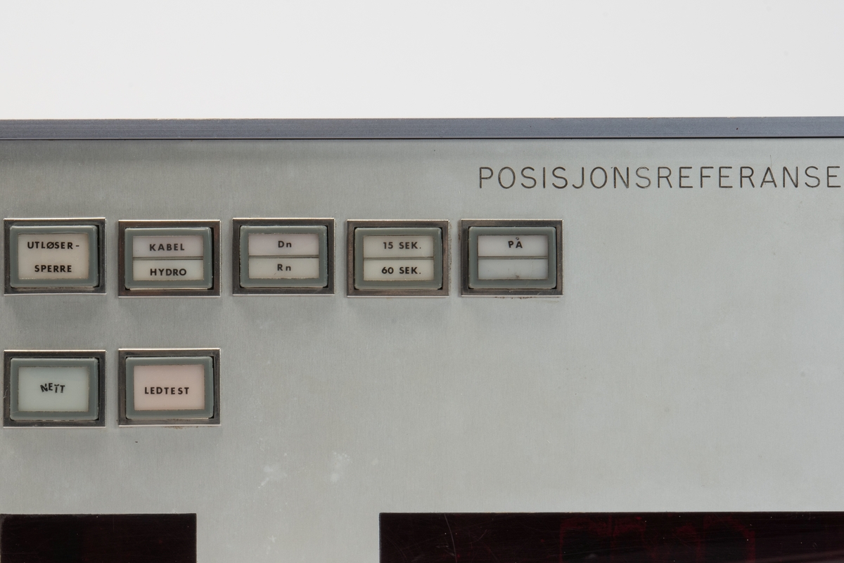 Innebygd enhet for posisjonsreferanse som innvendig er utstyrt med mange kretskort. 
Enheten er skrudd fast til seksjonen, men kan demonteres og løftes ut ved hjelp av to håndtak foran på panelet.