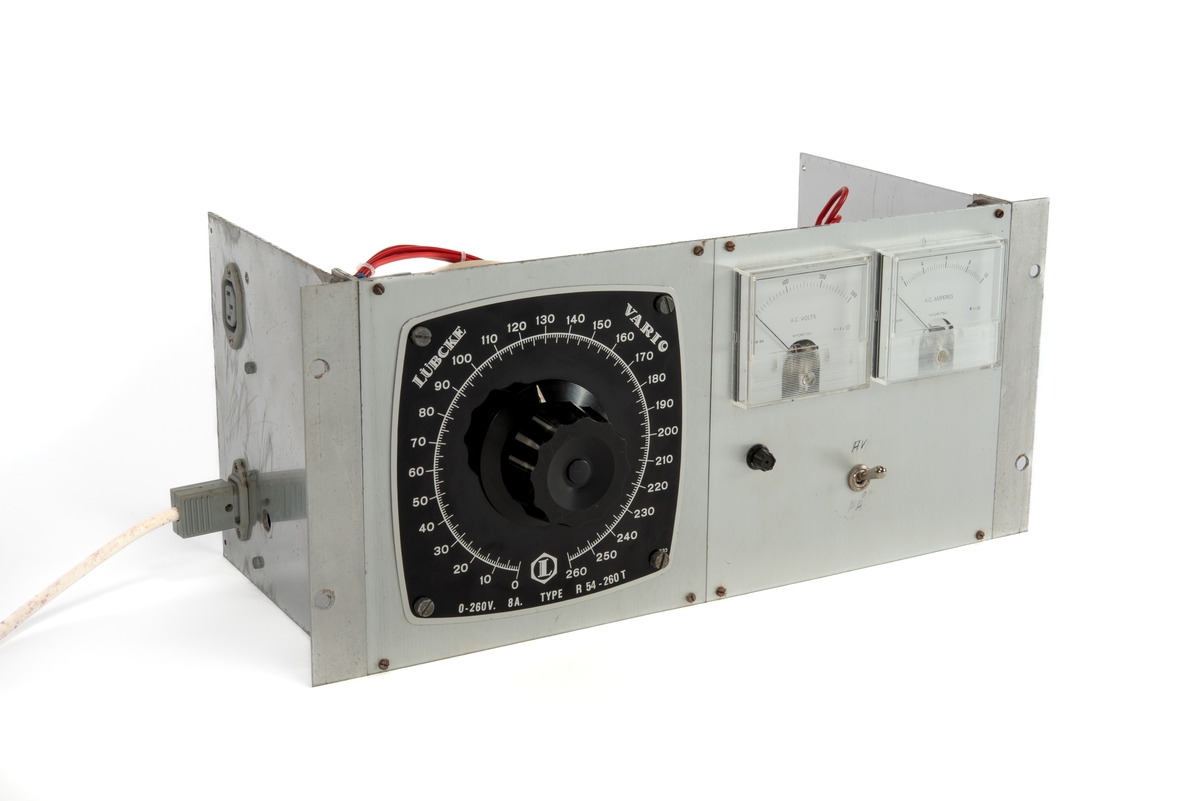 Innebygd enhet med spenningsregulator, voltmeter og amperemeter. Enheten er skrudd fast til seksjonen.