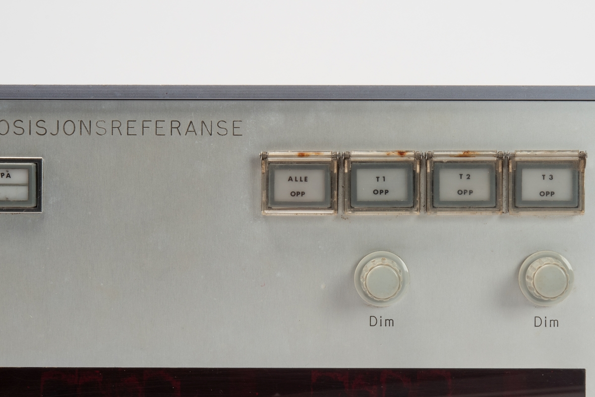 Innebygd enhet for posisjonsreferanse som innvendig er utstyrt med mange kretskort. 
Enheten er skrudd fast til seksjonen, men kan demonteres og løftes ut ved hjelp av to håndtak foran på panelet.