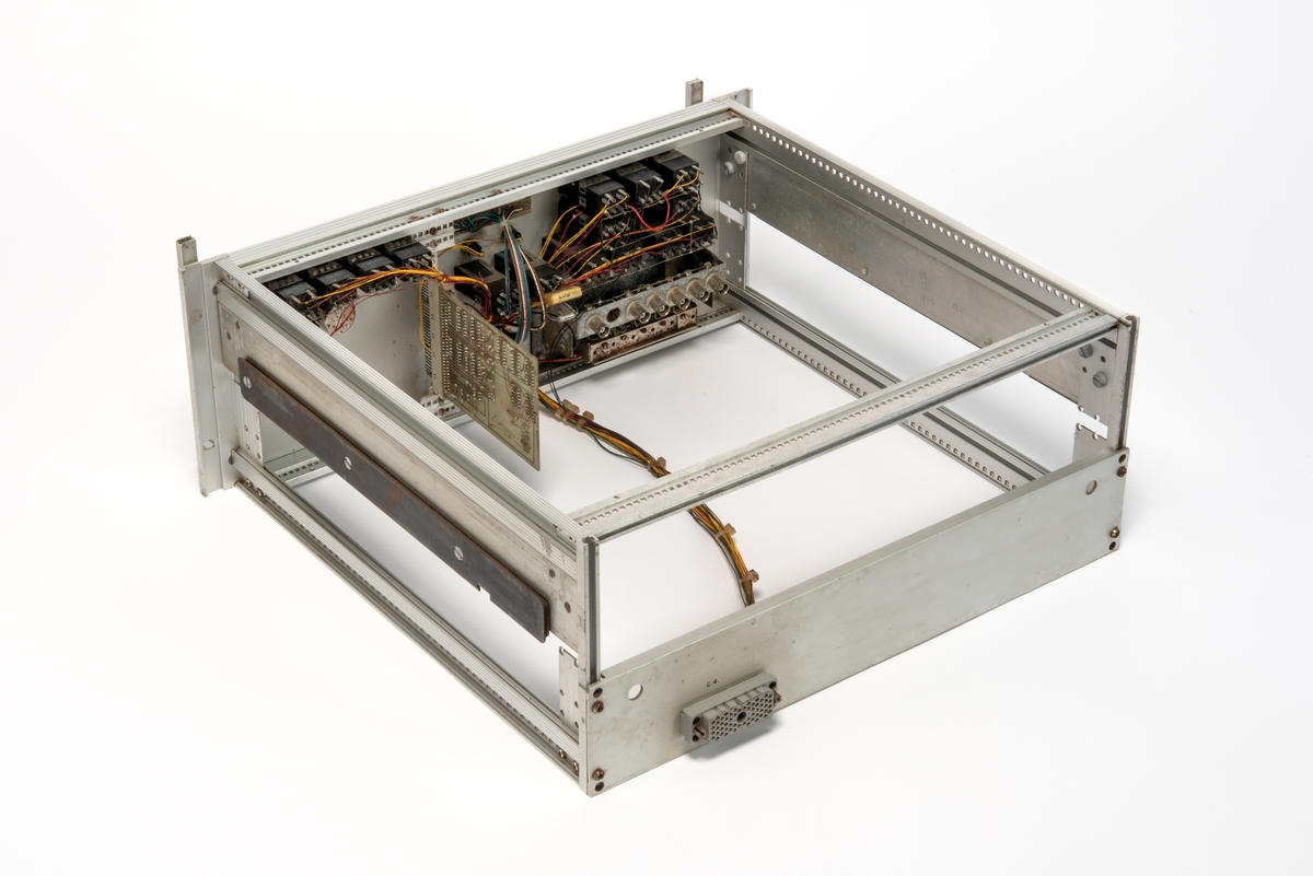Innebygd enhet med styring for kamera og lys. 
Enheten er skrudd fast til seksjonen, men kan demonteres og løftes ut ved hjelp av to håndtak foran på panelet.