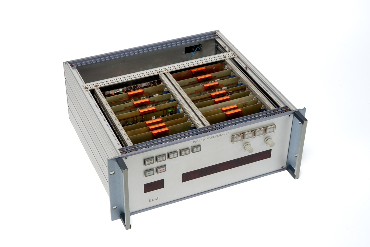 Innebygd enhet for posisjonsreferanse som innvendig er utstyrt med mange kretskort. 
Enheten er skrudd fast til seksjonen, men kan demonteres og løftes ut ved hjelp av to håndtak foran på panelet.