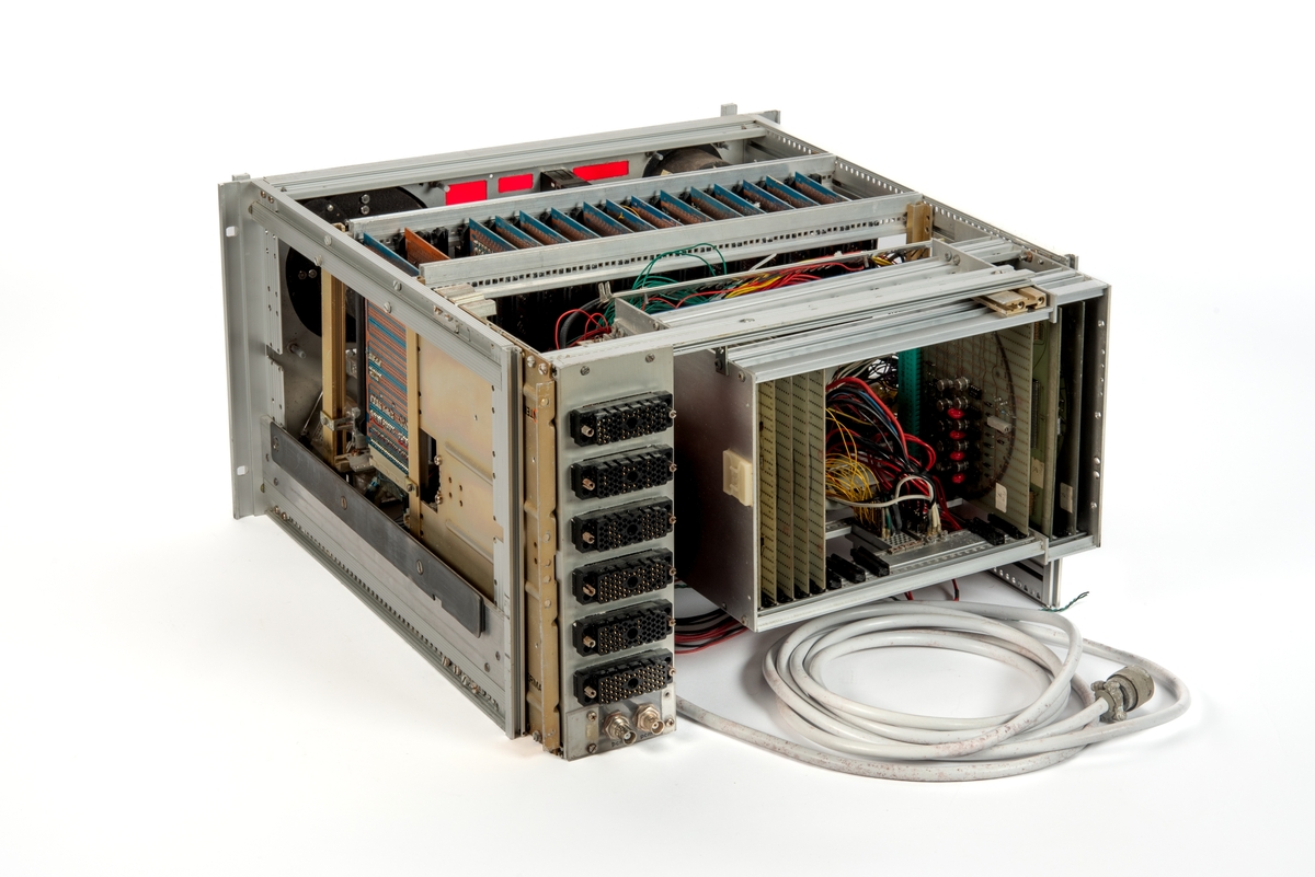Innebygd enhet med hovedkontrollsystemet som kommuniserte med undervannsfarkosten Snurre.

Farkosten hadde både magnetisk master kompass og master gyrokompass. Øverst til venstre på panelet er instrumentet som kommuniserte med det magnetiske master kompasset i farkosten. Øverst til høyre er instrumentet som kommuniserte med master gyrokompasset. 

Instrument for visning av retning til kamera er plassert nederst til venstre på panelet. 

Ved bruk av funksjoner nederst til høyre på panelet ble blant annet fremdrifts- og styresystemet kontrollert. Hjulene lengst til høyre styrte sidepropellene, og de svarte knappene ble brukt for finjustering.

Enheten er skrudd fast til skinner for å gjøre det enklere å dra den ut i forbindelse med service eller utskiftning.