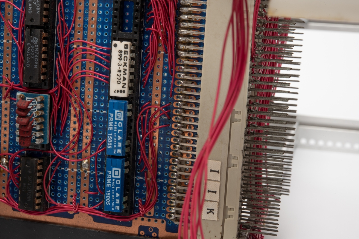 Innebygd enhet med kretskort og multikontakter.
Enheten er skrudd fast til seksjonen, men kan demonteres og løftes ut ved hjelp av to håndtak foran på panelet.