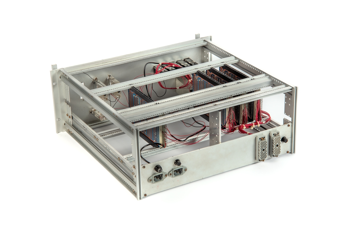 Innebygd enhet for kontroll av trykket i hydraulikksystemet. Panelet viser blant annet systemtrykket, temperatur og flow. Nederst til venstre på panelet er det en timeteller.
Enheten er skrudd fast til seksjonen, men kan demonteres og løftes ut ved hjelp av to håndtak foran på panelet.