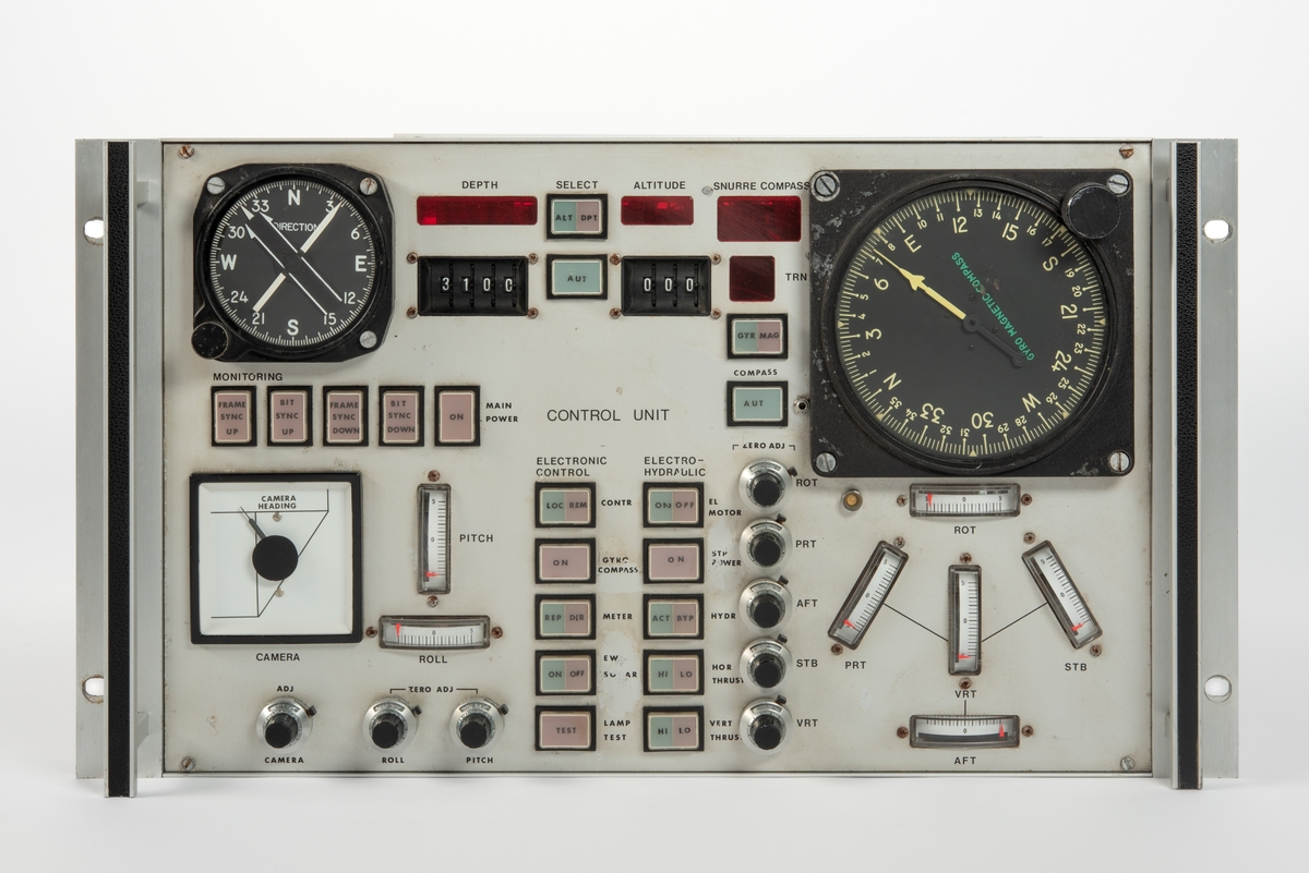 Innebygd enhet med hovedkontrollsystemet som kommuniserte med undervannsfarkosten Snurre.

Farkosten hadde både magnetisk master kompass og master gyrokompass. Øverst til venstre på panelet er instrumentet som kommuniserte med det magnetiske master kompasset i farkosten. Øverst til høyre er instrumentet som kommuniserte med master gyrokompasset. 

Instrument for visning av retning til kamera er plassert nederst til venstre på panelet. 

Ved bruk av funksjoner nederst til høyre på panelet ble blant annet fremdrifts- og styresystemet kontrollert. Hjulene lengst til høyre styrte sidepropellene, og de svarte knappene ble brukt for finjustering.

Enheten er skrudd fast til skinner for å gjøre det enklere å dra den ut i forbindelse med service eller utskiftning.
