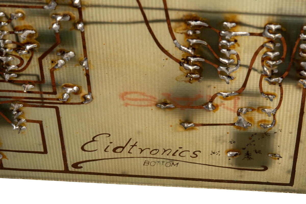 Innebygd enhet med styring for kamera og lys. 
Enheten er skrudd fast til seksjonen, men kan demonteres og løftes ut ved hjelp av to håndtak foran på panelet.