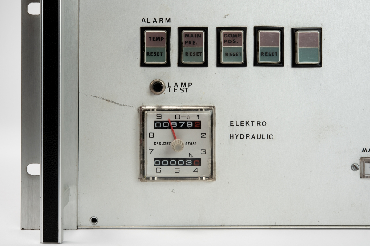 Innebygd enhet for kontroll av trykket i hydraulikksystemet. Panelet viser blant annet systemtrykket, temperatur og flow. Nederst til venstre på panelet er det en timeteller.
Enheten er skrudd fast til seksjonen, men kan demonteres og løftes ut ved hjelp av to håndtak foran på panelet.