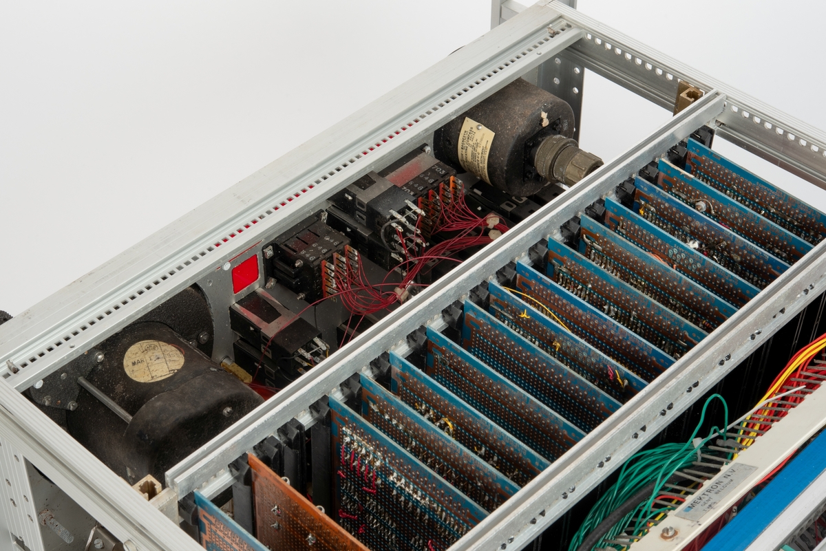 Innebygd enhet med hovedkontrollsystemet som kommuniserte med undervannsfarkosten Snurre.

Farkosten hadde både magnetisk master kompass og master gyrokompass. Øverst til venstre på panelet er instrumentet som kommuniserte med det magnetiske master kompasset i farkosten. Øverst til høyre er instrumentet som kommuniserte med master gyrokompasset. 

Instrument for visning av retning til kamera er plassert nederst til venstre på panelet. 

Ved bruk av funksjoner nederst til høyre på panelet ble blant annet fremdrifts- og styresystemet kontrollert. Hjulene lengst til høyre styrte sidepropellene, og de svarte knappene ble brukt for finjustering.

Enheten er skrudd fast til skinner for å gjøre det enklere å dra den ut i forbindelse med service eller utskiftning.