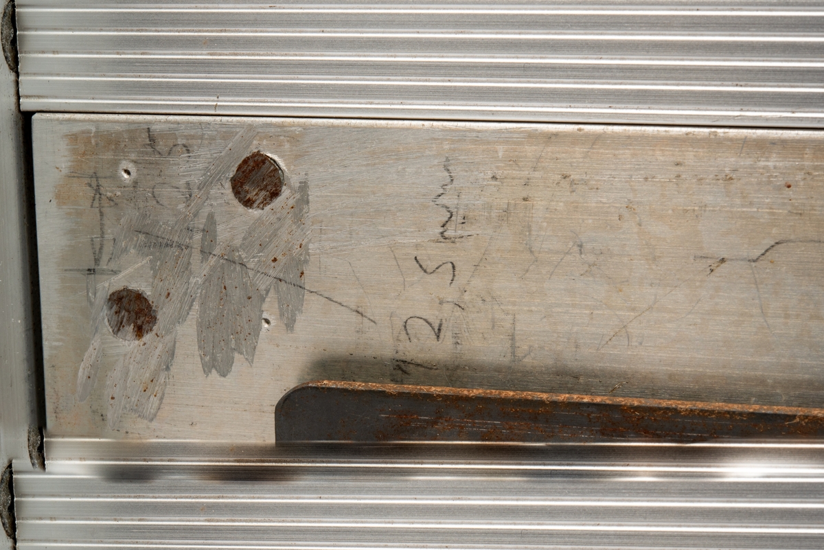 Innebygd enhet med styring for kamera og lys. 
Enheten er skrudd fast til seksjonen, men kan demonteres og løftes ut ved hjelp av to håndtak foran på panelet.