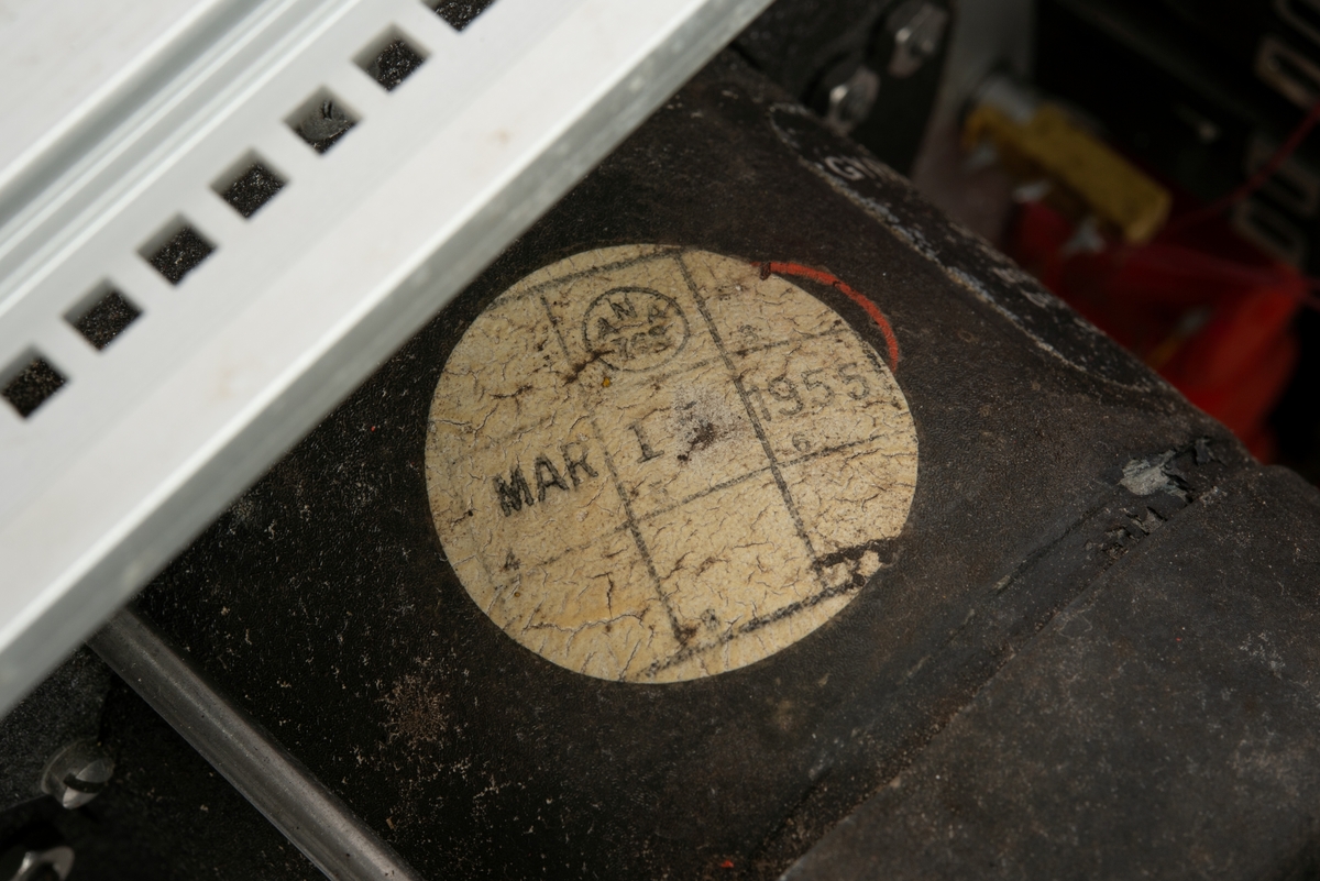 Innebygd enhet med hovedkontrollsystemet som kommuniserte med undervannsfarkosten Snurre.

Farkosten hadde både magnetisk master kompass og master gyrokompass. Øverst til venstre på panelet er instrumentet som kommuniserte med det magnetiske master kompasset i farkosten. Øverst til høyre er instrumentet som kommuniserte med master gyrokompasset. 

Instrument for visning av retning til kamera er plassert nederst til venstre på panelet. 

Ved bruk av funksjoner nederst til høyre på panelet ble blant annet fremdrifts- og styresystemet kontrollert. Hjulene lengst til høyre styrte sidepropellene, og de svarte knappene ble brukt for finjustering.

Enheten er skrudd fast til skinner for å gjøre det enklere å dra den ut i forbindelse med service eller utskiftning.