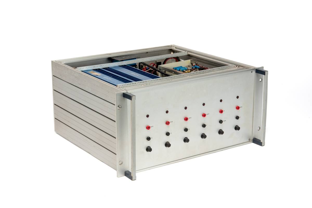 Enhet som er skrudd fast til seksjonens bakside.