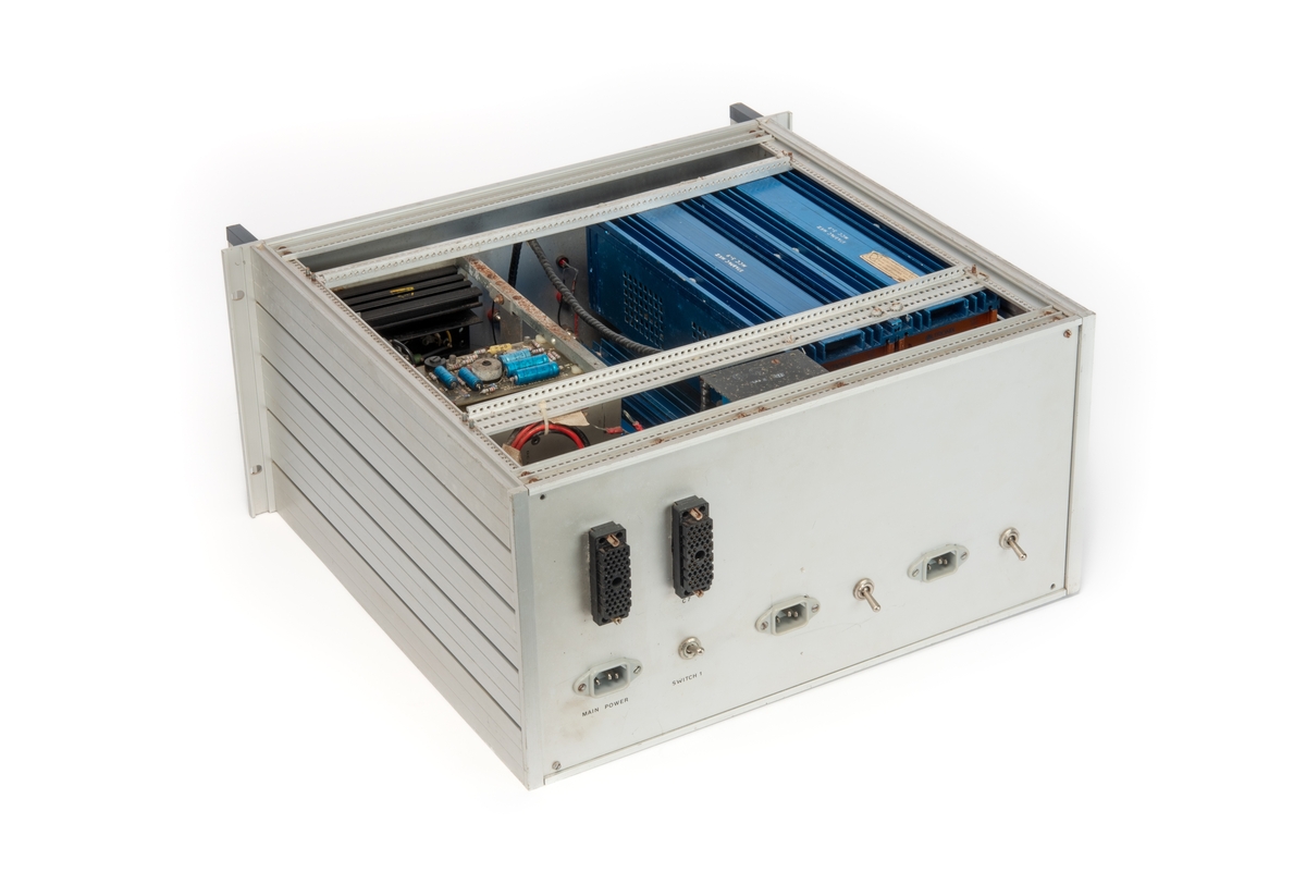 Enhet som er skrudd fast til seksjonens bakside.