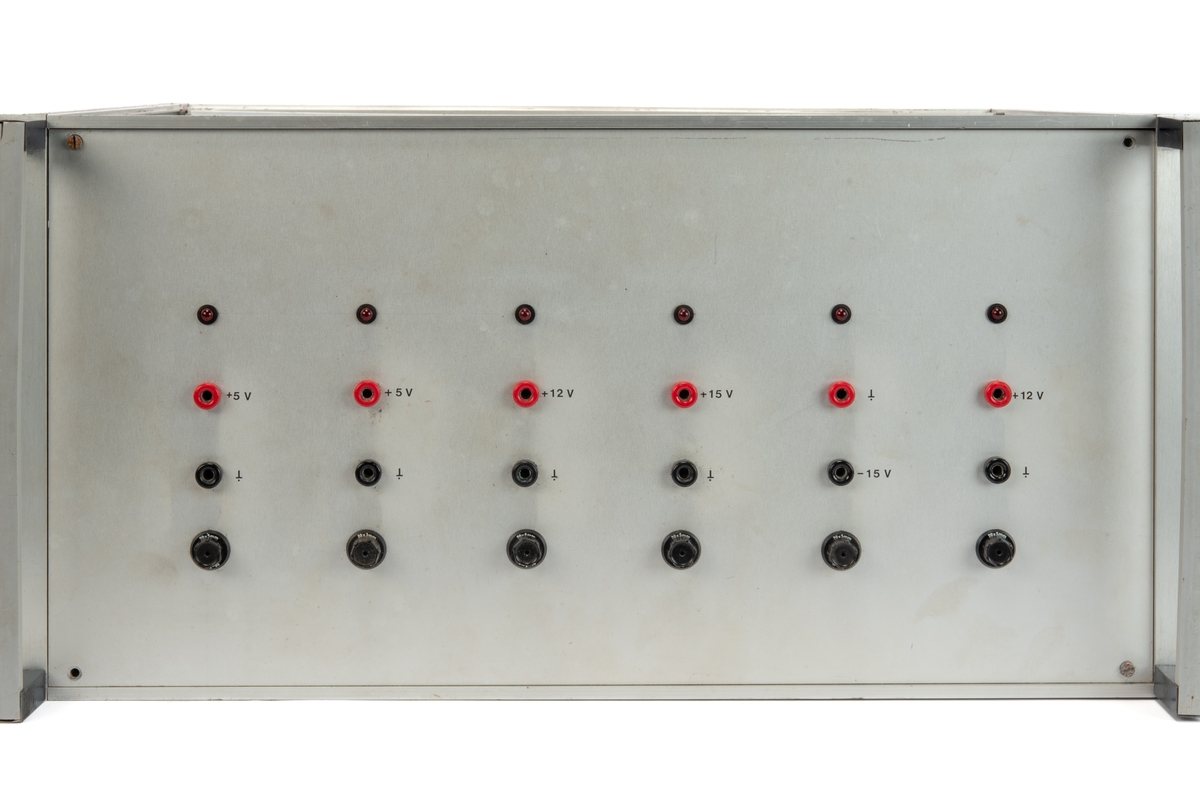 Enhet som er skrudd fast til seksjonens bakside.