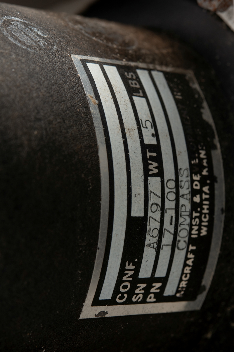 Innebygd enhet med hovedkontrollsystemet som kommuniserte med undervannsfarkosten Snurre.

Farkosten hadde både magnetisk master kompass og master gyrokompass. Øverst til venstre på panelet er instrumentet som kommuniserte med det magnetiske master kompasset i farkosten. Øverst til høyre er instrumentet som kommuniserte med master gyrokompasset. 

Instrument for visning av retning til kamera er plassert nederst til venstre på panelet. 

Ved bruk av funksjoner nederst til høyre på panelet ble blant annet fremdrifts- og styresystemet kontrollert. Hjulene lengst til høyre styrte sidepropellene, og de svarte knappene ble brukt for finjustering.

Enheten er skrudd fast til skinner for å gjøre det enklere å dra den ut i forbindelse med service eller utskiftning.