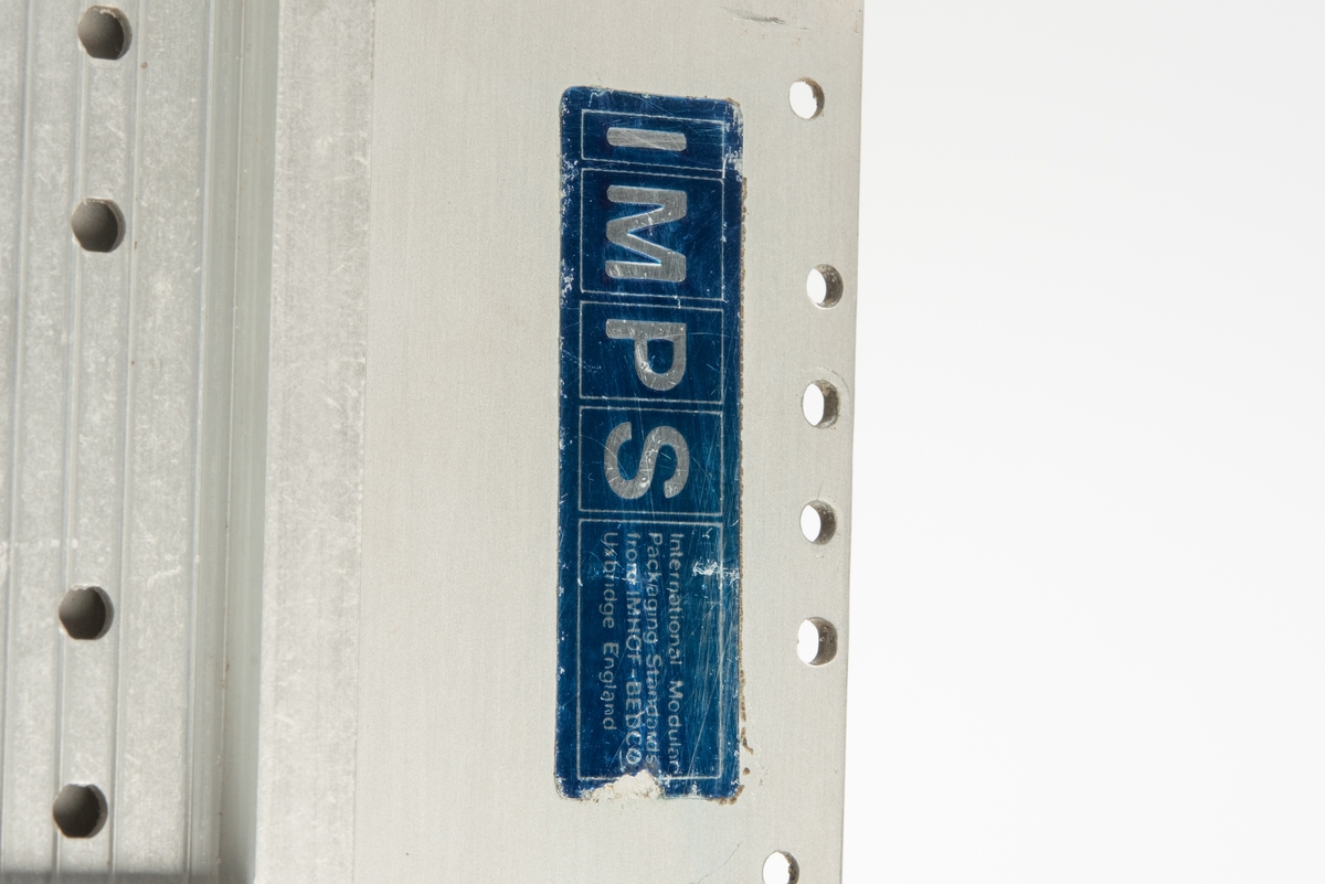 Innebygd enhet med hovedkontrollsystemet som kommuniserte med undervannsfarkosten Snurre.

Farkosten hadde både magnetisk master kompass og master gyrokompass. Øverst til venstre på panelet er instrumentet som kommuniserte med det magnetiske master kompasset i farkosten. Øverst til høyre er instrumentet som kommuniserte med master gyrokompasset. 

Instrument for visning av retning til kamera er plassert nederst til venstre på panelet. 

Ved bruk av funksjoner nederst til høyre på panelet ble blant annet fremdrifts- og styresystemet kontrollert. Hjulene lengst til høyre styrte sidepropellene, og de svarte knappene ble brukt for finjustering.

Enheten er skrudd fast til skinner for å gjøre det enklere å dra den ut i forbindelse med service eller utskiftning.