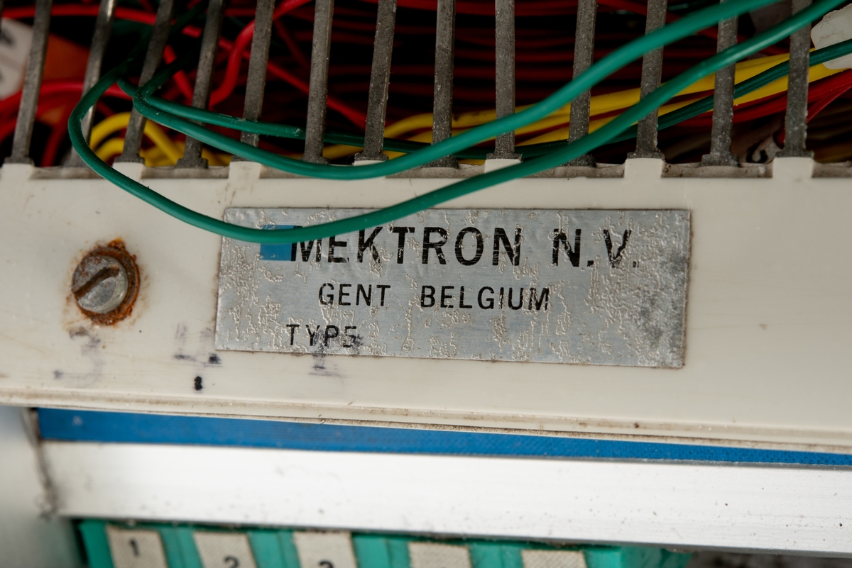 Innebygd enhet med hovedkontrollsystemet som kommuniserte med undervannsfarkosten Snurre.

Farkosten hadde både magnetisk master kompass og master gyrokompass. Øverst til venstre på panelet er instrumentet som kommuniserte med det magnetiske master kompasset i farkosten. Øverst til høyre er instrumentet som kommuniserte med master gyrokompasset. 

Instrument for visning av retning til kamera er plassert nederst til venstre på panelet. 

Ved bruk av funksjoner nederst til høyre på panelet ble blant annet fremdrifts- og styresystemet kontrollert. Hjulene lengst til høyre styrte sidepropellene, og de svarte knappene ble brukt for finjustering.

Enheten er skrudd fast til skinner for å gjøre det enklere å dra den ut i forbindelse med service eller utskiftning.