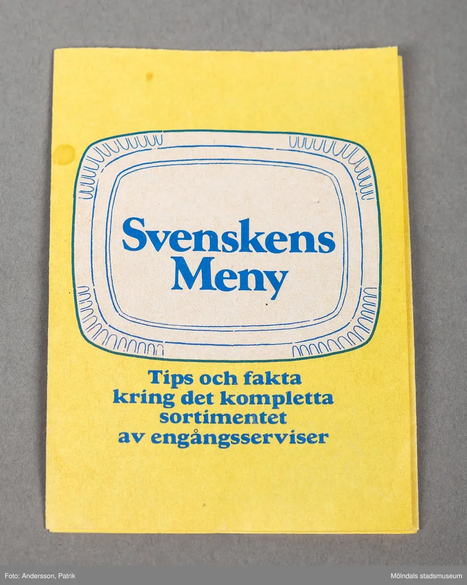 Liten gul informationsbroschyr om engångserviser. Broschyren är gul och på framsidan finns en bild av en papptallrik med blåa konturer. I tallriken finns rubriken Svenskens Meny. Broschyren är utvikbar och består av sammanlagt åtta små sidor. Broschyren är dubbelsidig och är kompletterad med små teckningar.
Broschyren innehåller fakta och tips om hur engångsserviserna är tänkta att användas.
Många av engångsartiklar i plast är idag förbjudna på grund av miljöpåverkan.