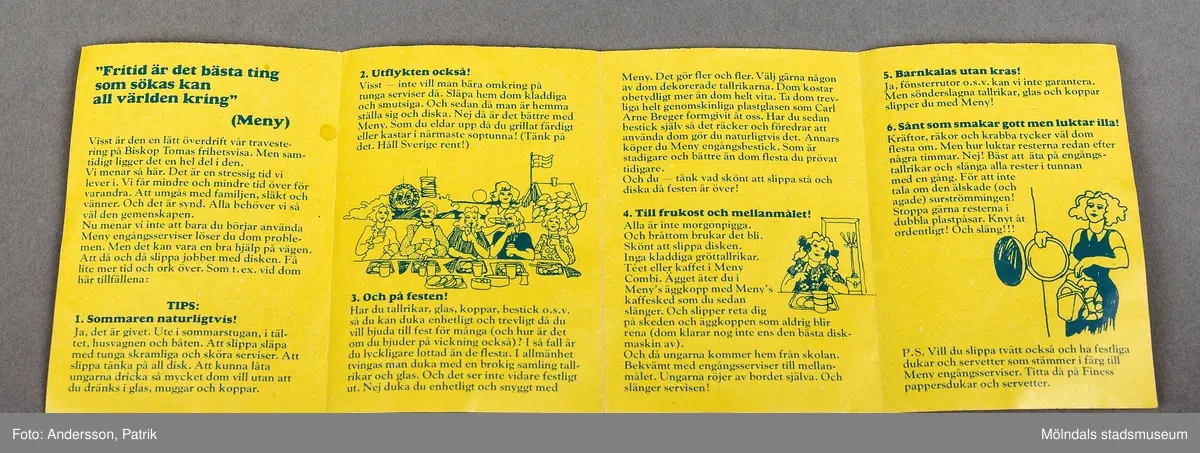 Liten gul informationsbroschyr om engångserviser. Broschyren är gul och på framsidan finns en bild av en papptallrik med blåa konturer. I tallriken finns rubriken Svenskens Meny. Broschyren är utvikbar och består av sammanlagt åtta små sidor. Broschyren är dubbelsidig och är kompletterad med små teckningar.
Broschyren innehåller fakta och tips om hur engångsserviserna är tänkta att användas.
Många av engångsartiklar i plast är idag förbjudna på grund av miljöpåverkan.