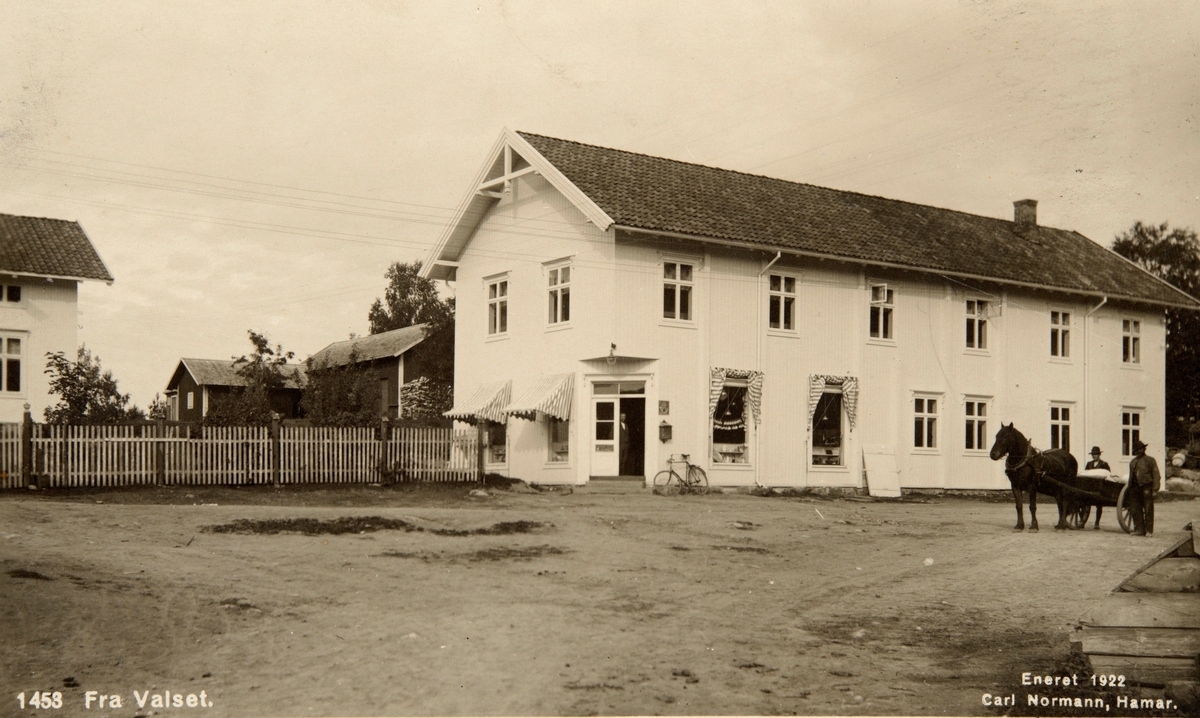 Postkort, Stange, Vallset, Gata, Tøsti Landhandleri, landhandel, butikk, senere Ivan Støens forretning,