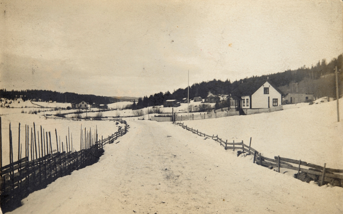 Postkort, Stange, Tangenvegen 1222 til høyre, den gamle riksvegen gjennom Stange, riksveg 50, Viksjordet til venstre, åsen bak er Spånåsen, Ingeborg Refling Hagens hus Fredheim midt i motivet, vinter, skigard,