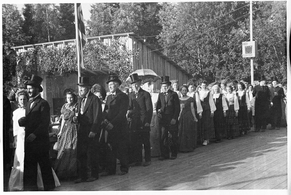 Steinberg-festen ca. 1950. Festkledde folk i lang rekke.