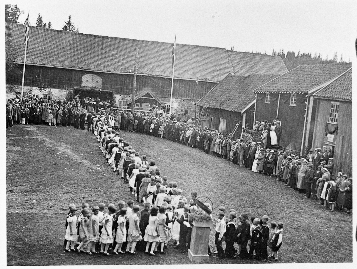 Steinberg-festen 1931. Opptog på tunet.