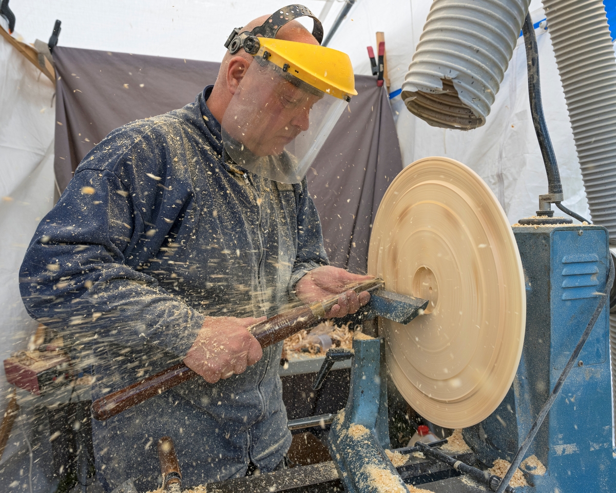 Tredreiing med Luromdreiern Håkon Østvand fra Hernes under De nordiske jakt- og fiskedagene 2023 på Norsk skogmuseum i  Elverum, Innlandet.