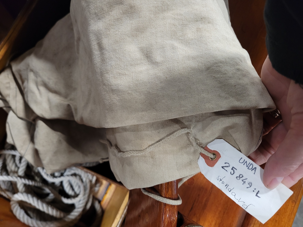 SEGELKANOTEN UNDA, KLASS D
Segelkanot kravellbyggd i mahogny. Längd 6 meter. Bredd 1,30 meter. Segel 13 kvm.