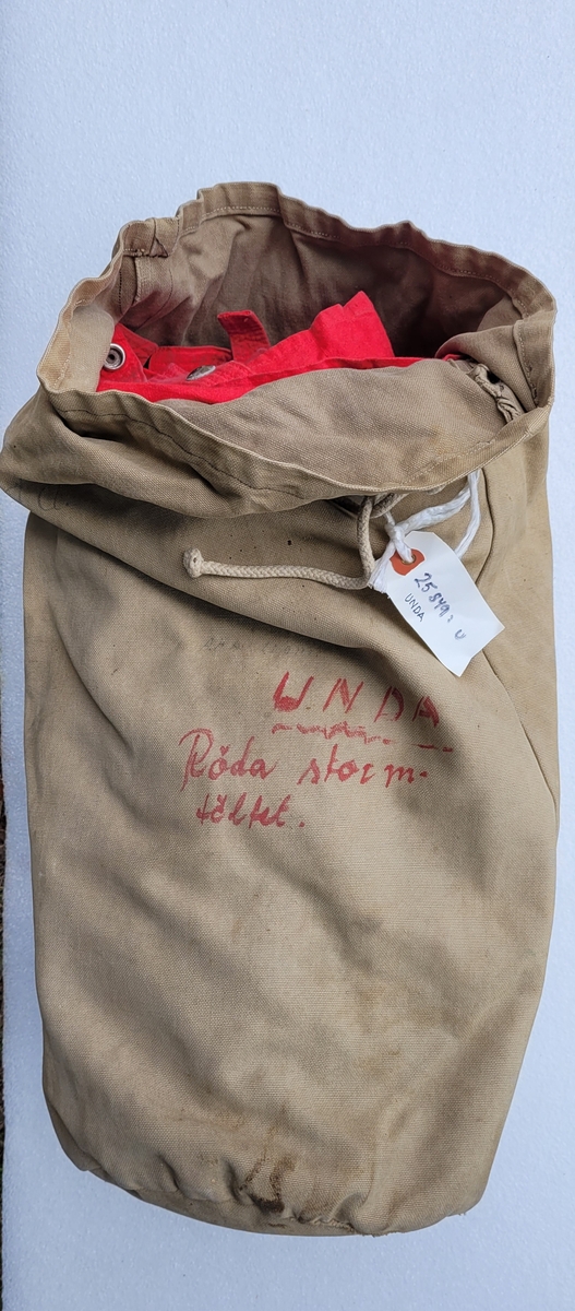 Stormtältpåse.
SEGELKANOTEN UNDA, KLASS D
Segelkanot kravellbyggd i mahogny. Längd 6 meter. Bredd 1,30 meter. Segel 13 kvm.