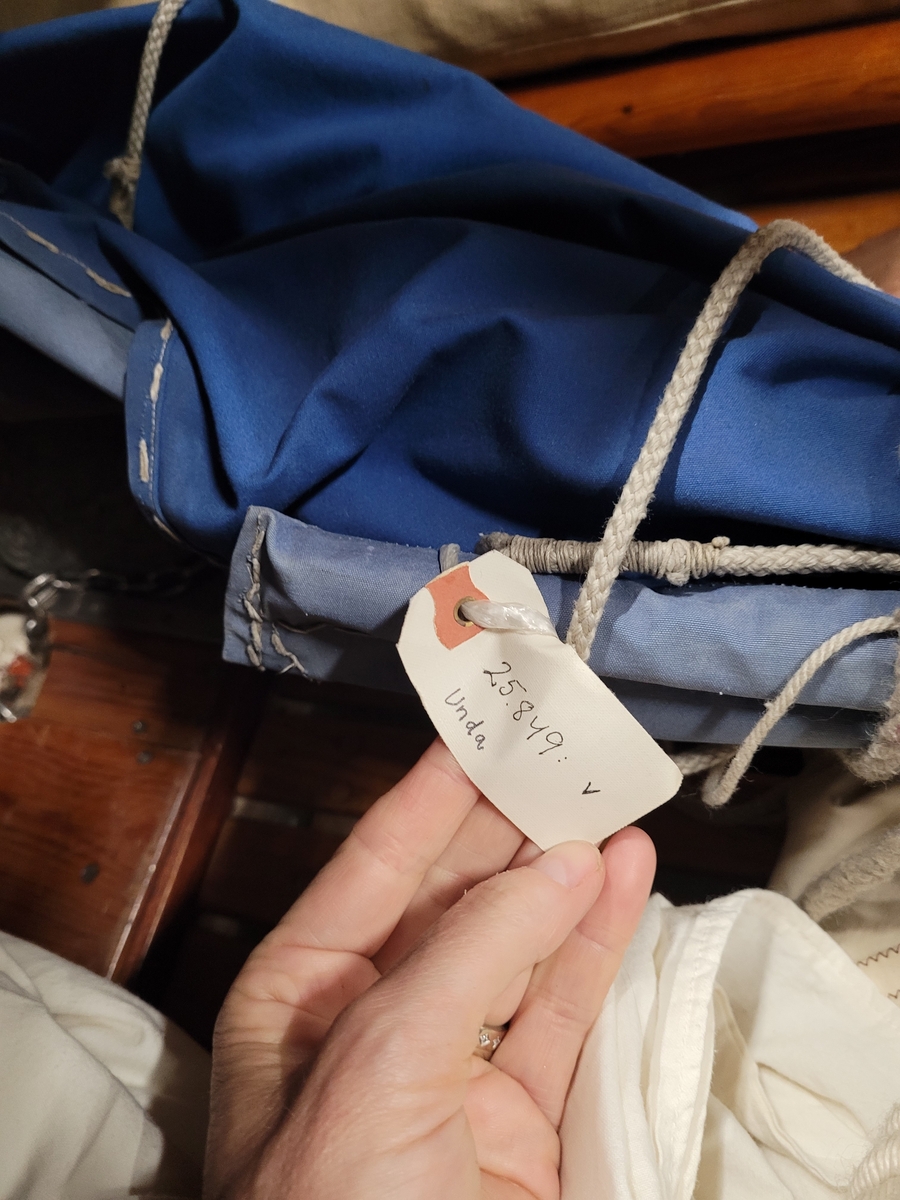 SEGELKANOTEN UNDA, KLASS D
Segelkanot kravellbyggd i mahogny. Längd 6 meter. Bredd 1,30 meter. Segel 13 kvm.