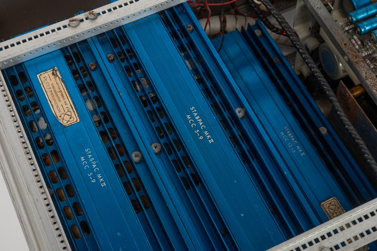 Enhet som er skrudd fast til seksjonens bakside.