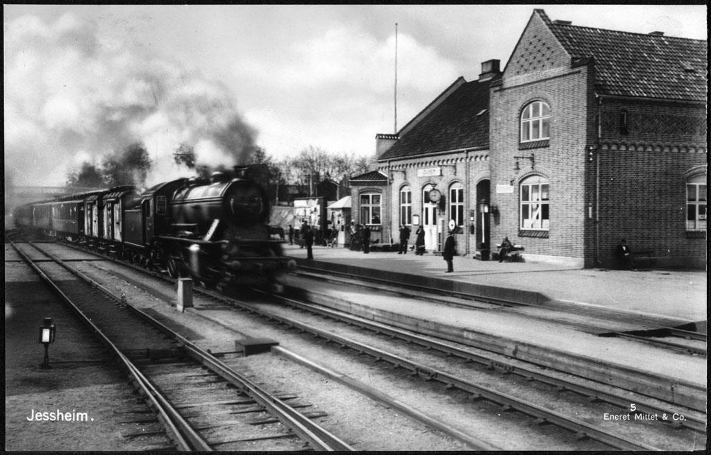 Damplokomotiv type 45a med persontog på Jessheim stasjon