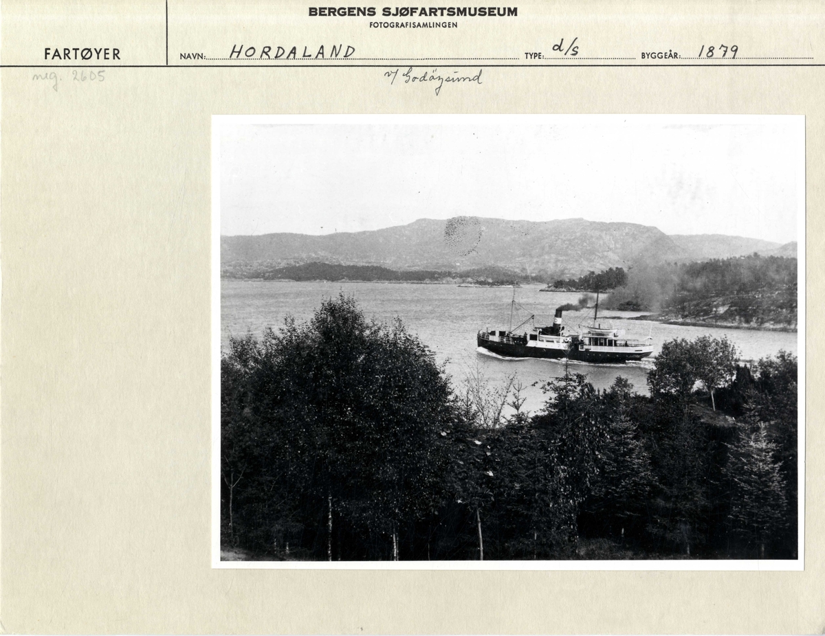 DS HORDALAND (bygget 1879) i kystlandskap.