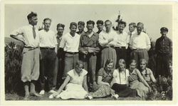 Skulebilde frå Bryne, 1933, med 16 elevar, både jenter og gu