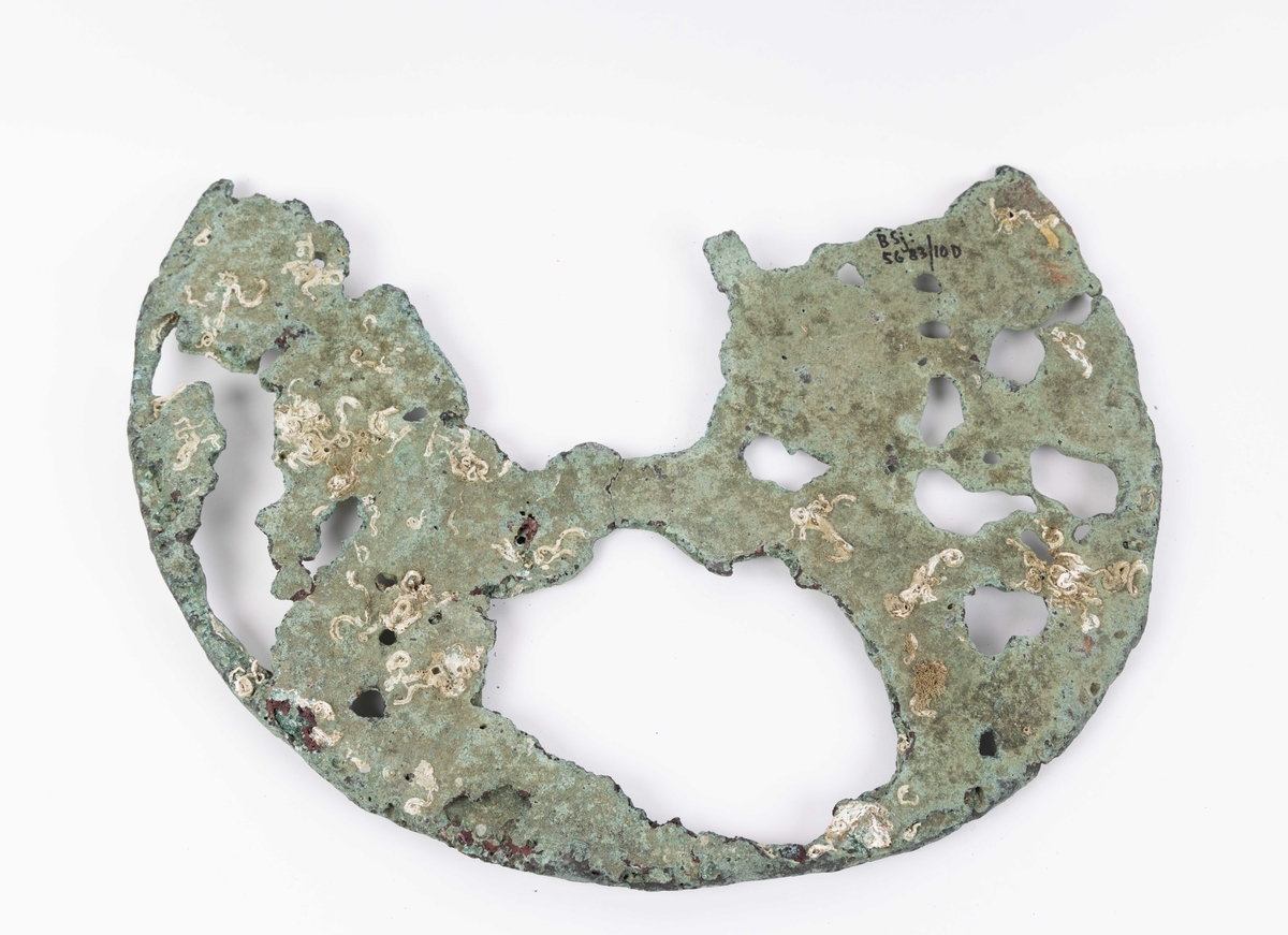 Garkobberbarre funnet ved dykking i Kjelstraumen i Austrheim kommune, fra Røros eller Løkken gruver. Barren er del av gruppering bestående av 26 barrer og stammer fra et forlis av DEN NORSKE LØVE i 1672. Mesteparten av kobberet ble hevet av en klokkedykker i 1673. Disse barren ble hevet i 1997. De fleste av barrene er sterkt erodert.