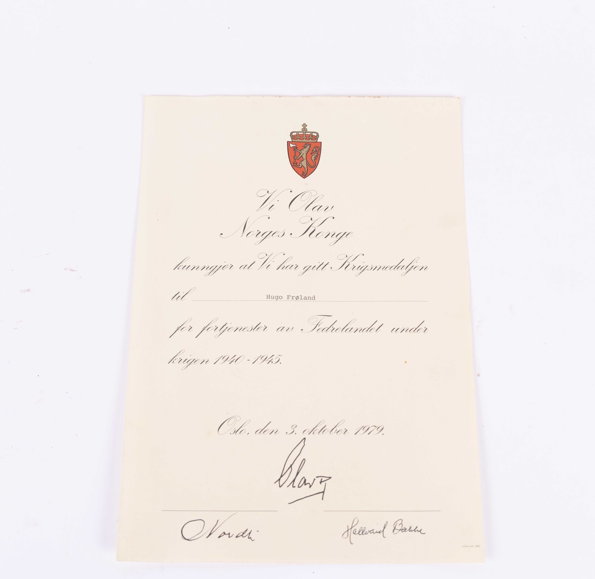 Diplom: Den norske løve med krone øverst på diplomet.