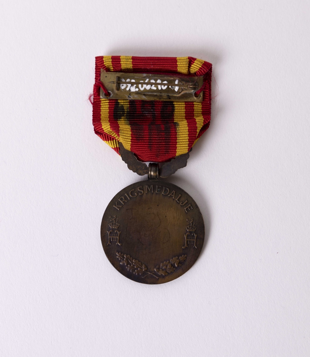 Medalje: Profilprotrett av Kong Haakon VII på forside og tekst og dekor på baksiden.