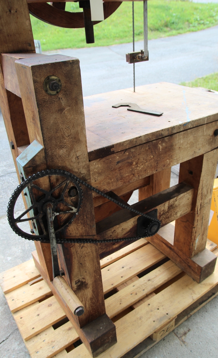 Bandsag med hovedkonstruksjon av tre. God stand. Drives med handsveiv.