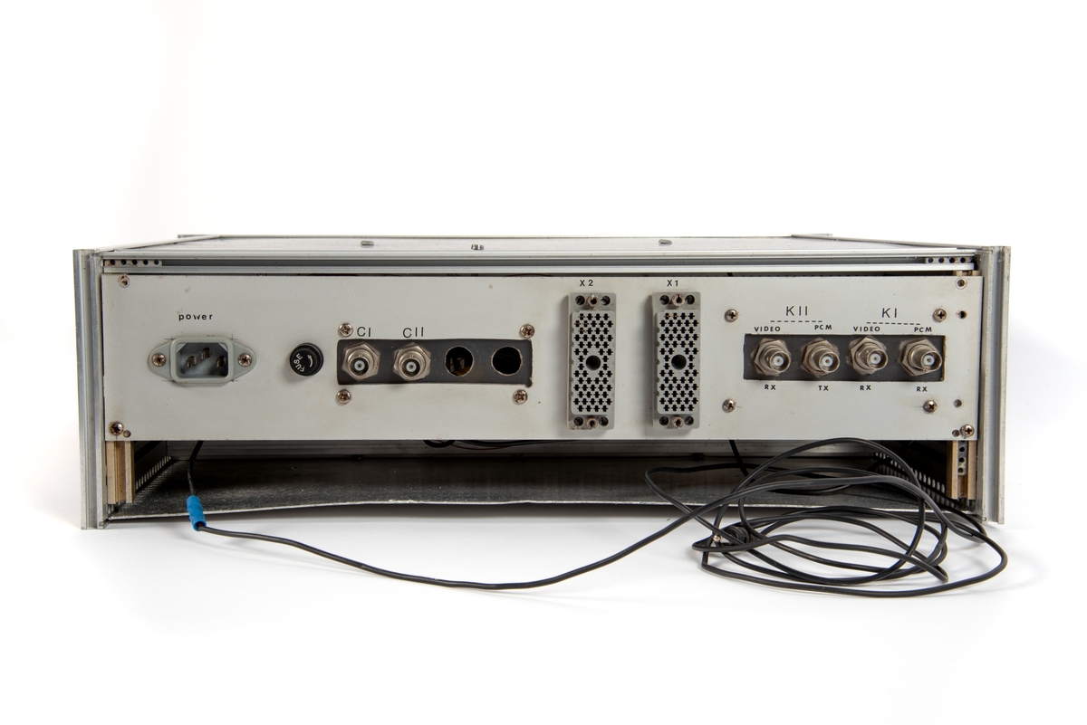 Innebygd enhet med deksel på oversiden. Foran på panelet er det festet et ark med informasjon om nye innstillinger for dybdemåling. Informasjonen er skrevet for hånd, og arket er merket med Frigg og datert 24. juli 1981.
Enheten er skrudd fast til seksjonen, men kan demonteres og løftes ut ved hjelp av to håndtak foran på panelet.