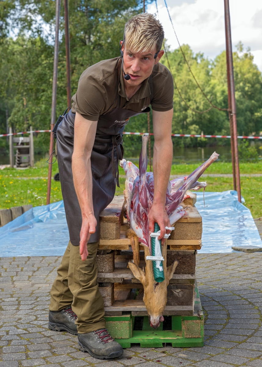 Joar Søhol under sitt foredrag og demonstrasjon av feltbehandling og partering av rådyr under De nordiske jakt- og fiskedagene 2023 på Norsk skogmuseum i  Elverum, Hedmark, Innlandet.