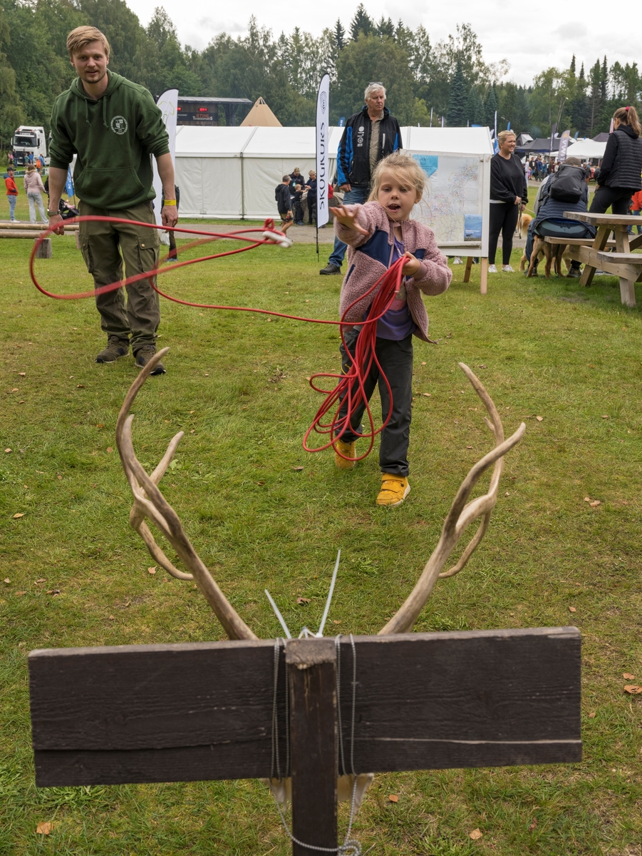 Lassokasting. Jente kaster lasso mot et gevir. Fra De nordiske jakt- og fiskedagene 2023 på Norsk skogmuseum i  Elverum, Hedmark, Innlandet.