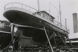 Lotsångfartyget Kalmar av Karlskrona under ombyggnad vid Eke